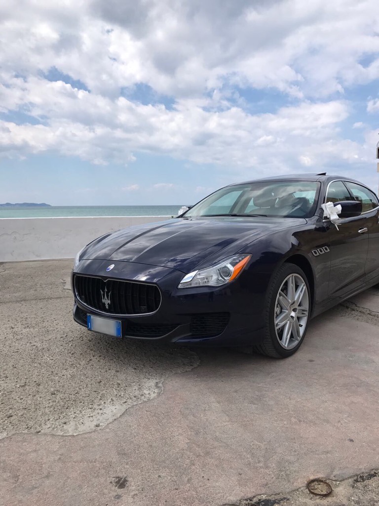 auto-sposi-Napoli_Maserati-blu_auto-per-cerimonie-Napoli