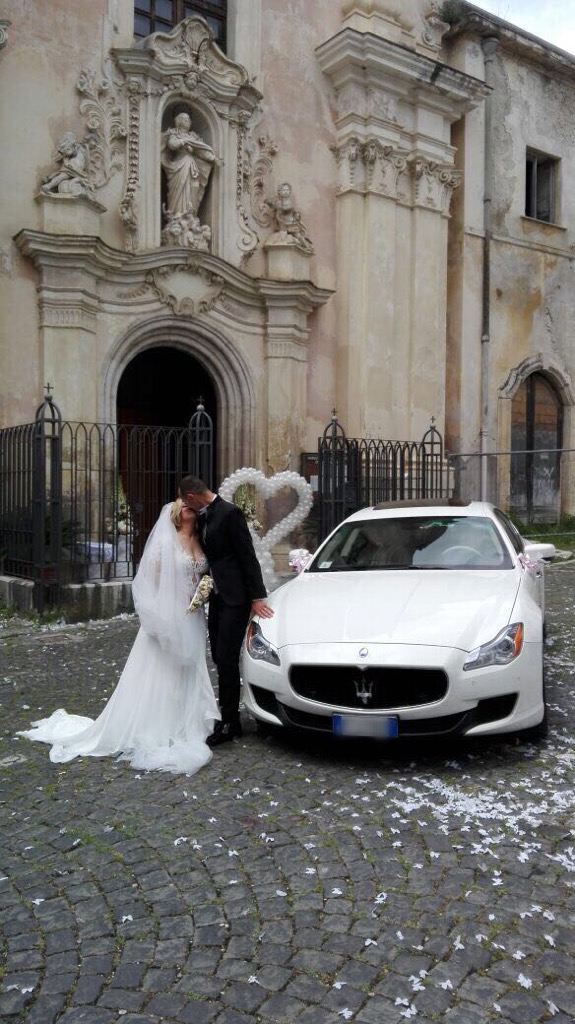 auto-sposi-Napoli_Q4-con-sposi_auto-matrimonio-Napoli