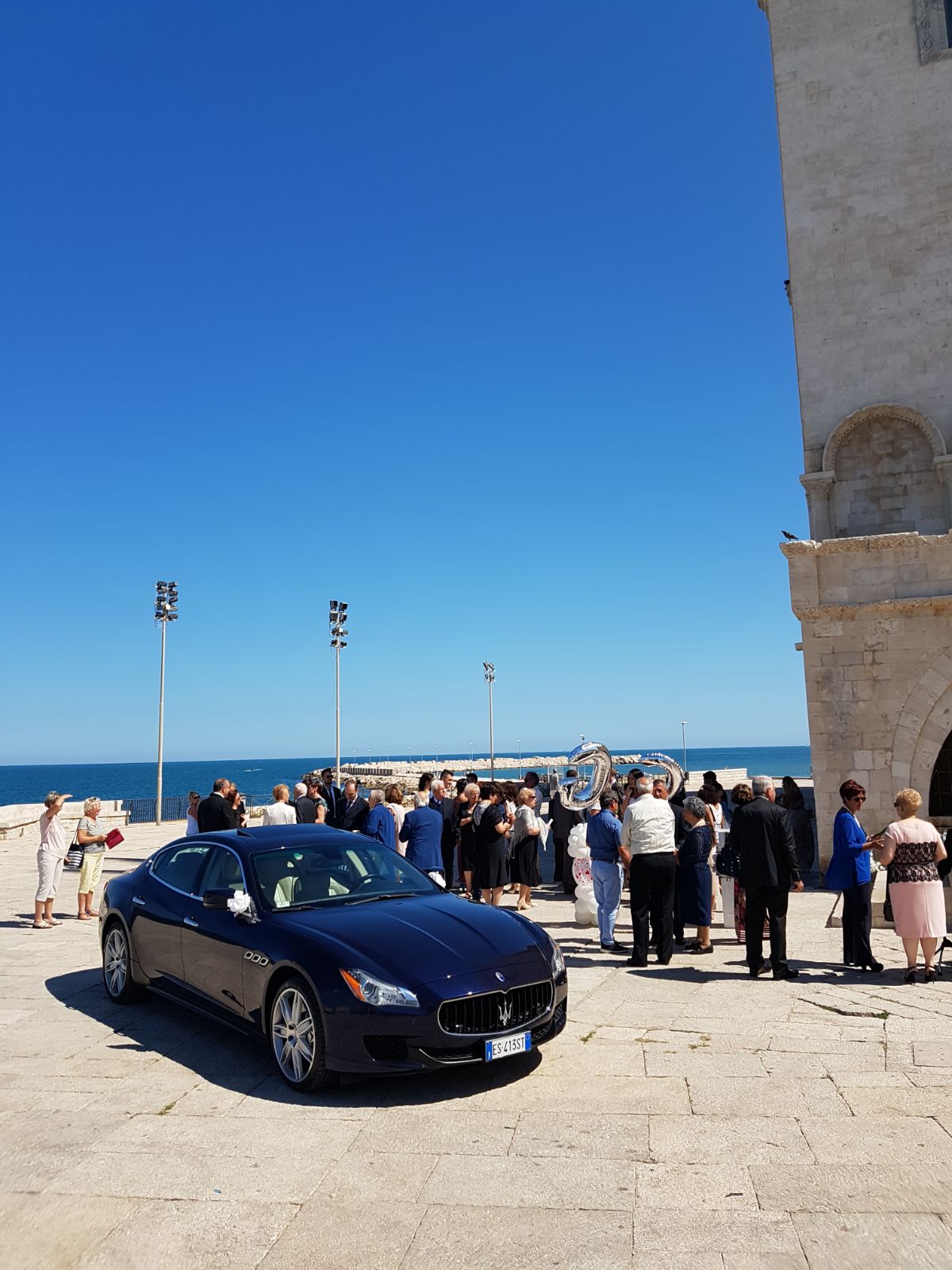 auto-sposi-Napoli_maserati-blu_noleggio-per-cerimonie