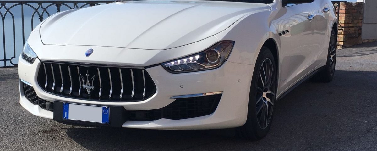 Maserati Ghibli ultimo modello o meglio definita Gran Lusso. Si tratta di una Maserati Bianca con interni avorio, frontale grintoso è adatta per qualsiasi tipo di esigenza.