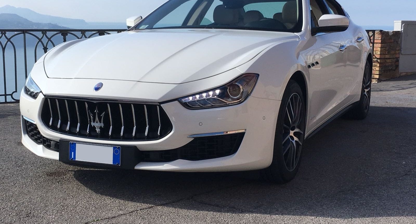 Maserati Ghibli ultimo modello o meglio definita Gran Lusso. Si tratta di una Maserati Bianca con interni avorio, frontale grintoso è adatta per qualsiasi tipo di esigenza.