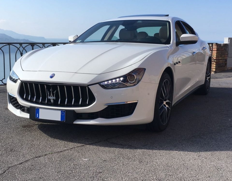 Maserati Ghibli ultimo modello o meglio definita Gran Lusso. Si tratta di una Maserati Bianca con interni avorio, frontale grintoso è adatta per qualsiasi tipo di esigenza.