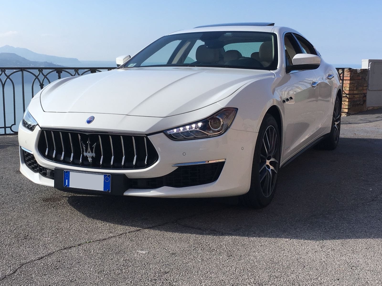 Maserati Ghibli ultimo modello o meglio definita Gran Lusso. Si tratta di una Maserati Bianca con interni avorio, frontale grintoso è adatta per qualsiasi tipo di esigenza.