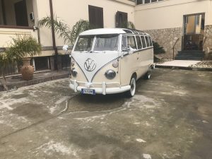 Il pulmino T1 Bulli è una vettura degli anni 70 completamente ristrutturata per gli sposi che nel giorno del matrimonio vogliono lo stile vintage. Il pulmino e panna e bianco con all’interno un salottino per far accomodare gli sposi. Particolare fondamentale è il suo tetto apribile.