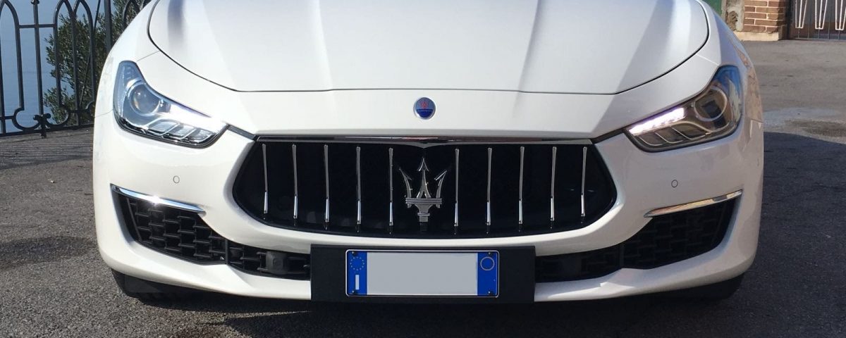 Frontale della nuova Maserati Ghibli Gran Lusso di colore Bianca con interni chiari. Auto molto comoda, fascino dell’eleganza con il tocco sportivo che regala il bellissimo marchio Maserati