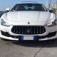 Frontale della nuova Maserati Ghibli Gran Lusso di colore Bianca con interni chiari. Auto molto comoda, fascino dell’eleganza con il tocco sportivo che regala il bellissimo marchio Maserati