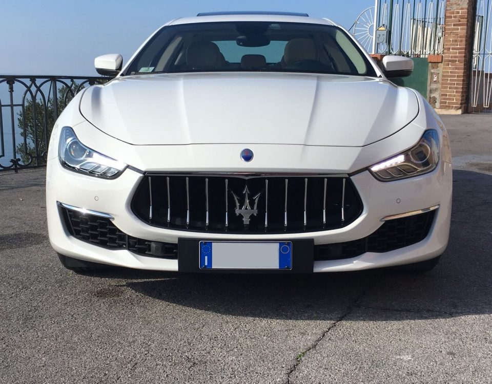 Frontale della nuova Maserati Ghibli Gran Lusso di colore Bianca con interni chiari. Auto molto comoda, fascino dell’eleganza con il tocco sportivo che regala il bellissimo marchio Maserati