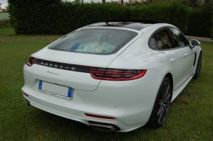 Foto rappresentativa del retro magnifico della Porsche Panamera. E' un particolare fondamentale per l'ultimo modelloo della Porsche che la distingue da quella precedente.