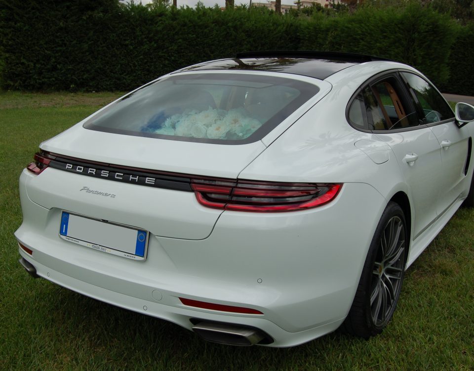 Foto rappresentativa del retro magnifico della Porsche Panamera. E' un particolare fondamentale per l'ultimo modelloo della Porsche che la distingue da quella precedente.