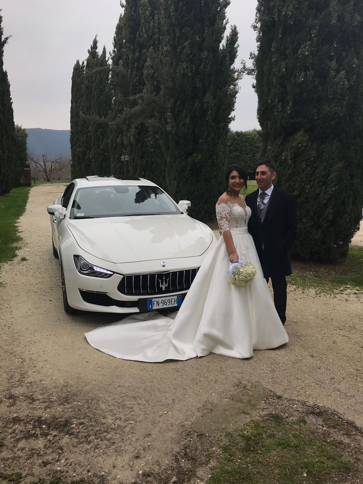 auto sposi Napoli | sposi con Maserati Ghibli | auto matrimonio Napoli