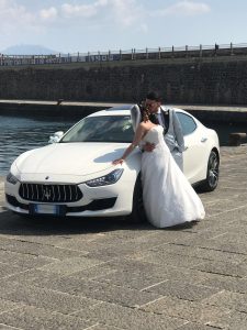 La magnifica Maserati Ghibli GRAN LUSSO che accompagna i magnifici sposi con delicatezza ed eleganza.