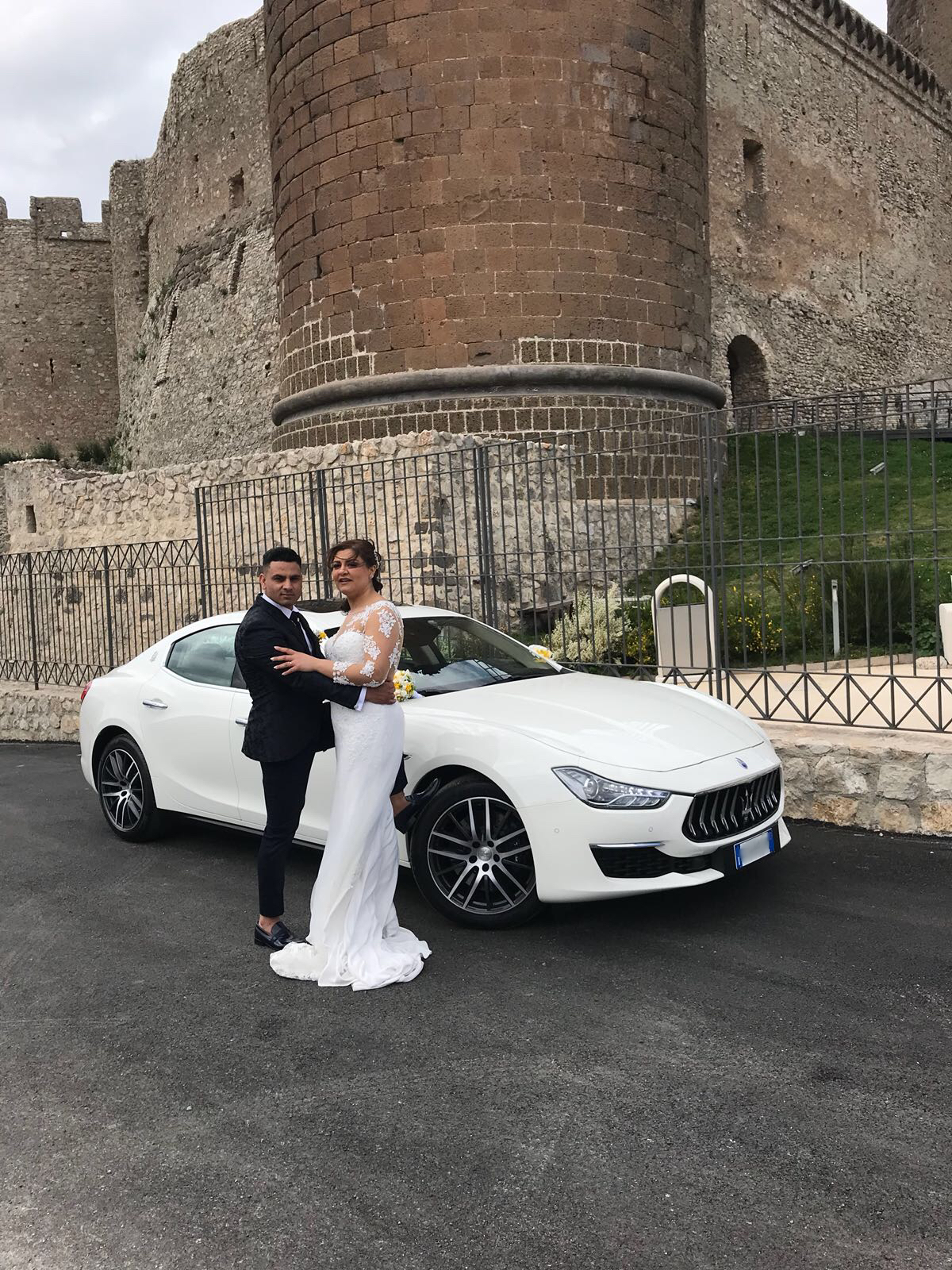 Foto con gli sposi al Castello di Lettere con la Maserati Ghibli GRAN LUSSO Bianca