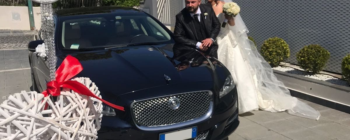 La Jaguar XJ un auto molto grande e spaziosa, un'ammiraglia dal fascino elegante con curve preziose. Il colore blu di questa vettura rende il tutto fantastico e fine.