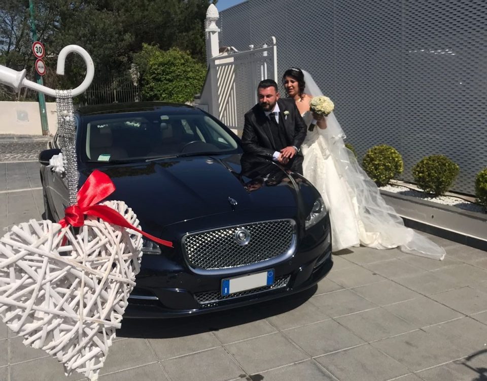 La Jaguar XJ un auto molto grande e spaziosa, un'ammiraglia dal fascino elegante con curve preziose. Il colore blu di questa vettura rende il tutto fantastico e fine.