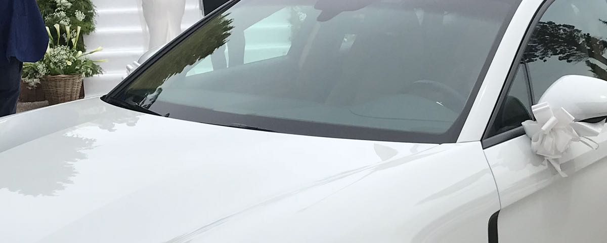 Bellissimo momento ripreso con una magnifica foto che mostra un momento impeccabile: l’arrivo in chiesa di una sposa con il papà. Una scala lunghissima con un tappeto bianco e una corona di giorni nei lati, la nostra auto che fa da cornice questo bellissimo momento...
