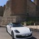 La nuova Porsche panamera con addobbi bianchi e rossi scelto e voluti dagli sposi per mantenere il tema del matrimonio.