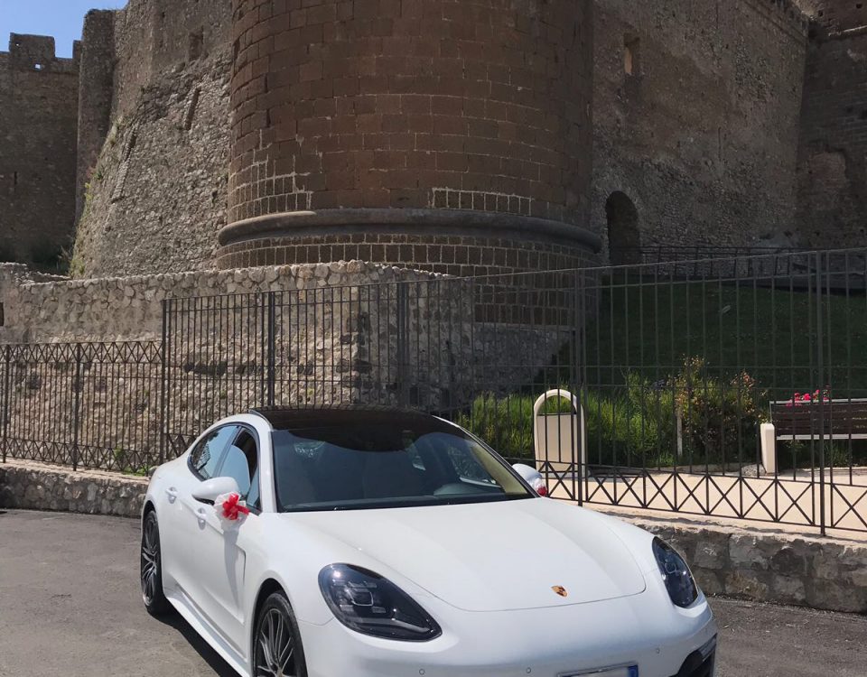 La nuova Porsche panamera con addobbi bianchi e rossi scelto e voluti dagli sposi per mantenere il tema del matrimonio.