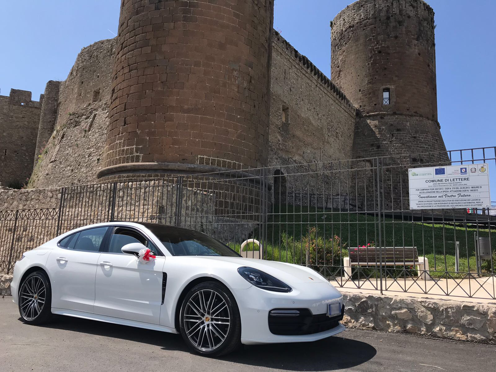 La nuova Porsche Panamera ultimo modello con interni chiari. Molto gettonata da tutti gli sposi di quest’anno.