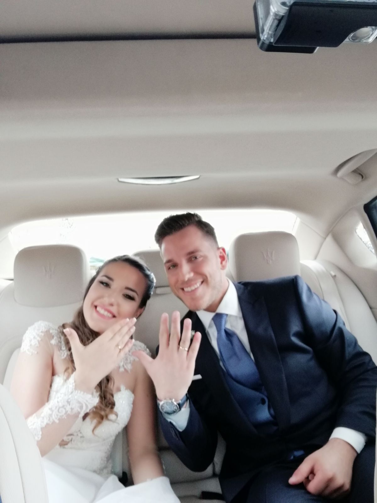 In questa foto ci sono due fantastici che nel giorno del matrimonio hanno scelto la serietà e professionalità di Meridiana Service