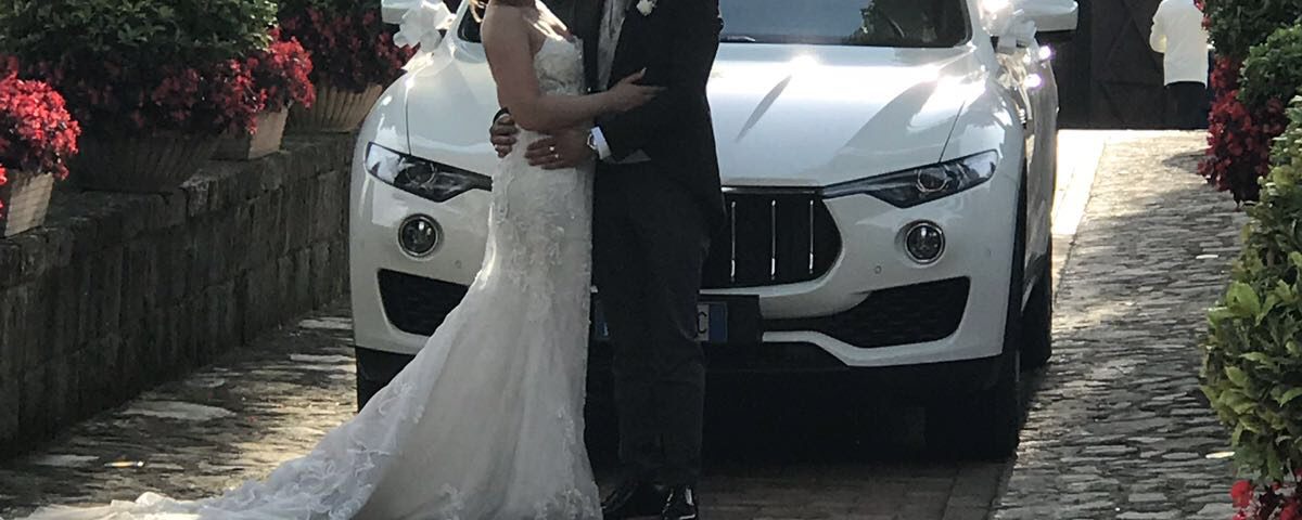 Maserati Levante che fa da sfondo a questa bellissima coppia di sposi.