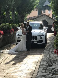 Maserati Levante che fa da sfondo a questa bellissima coppia di sposi.