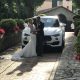 Maserati Levante che fa da sfondo a questa bellissima coppia di sposi.