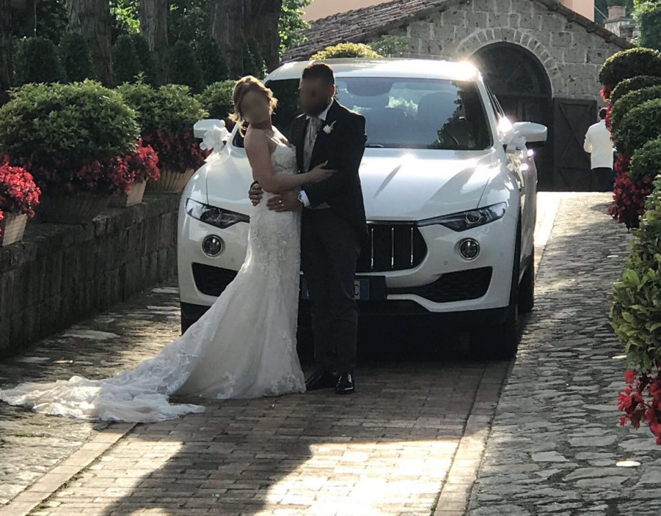 Maserati Levante che fa da sfondo a questa bellissima coppia di sposi.