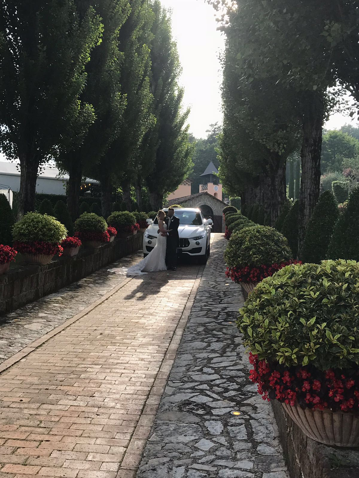 In foto la Nuova Maserati Levante accompagna una coppia di sposi che hanno scelto Meridiana Service.