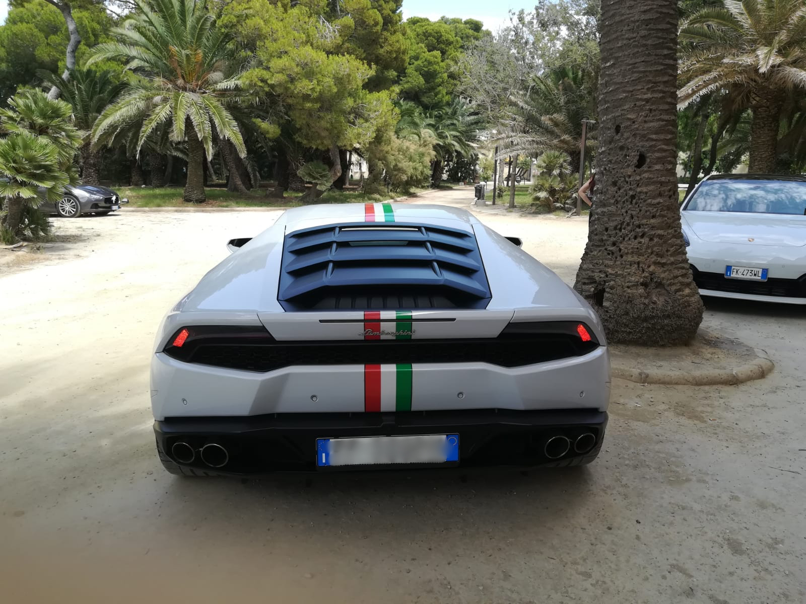 In questa foto il dietro della Lamborghini che fa davvero brillare gli occhi