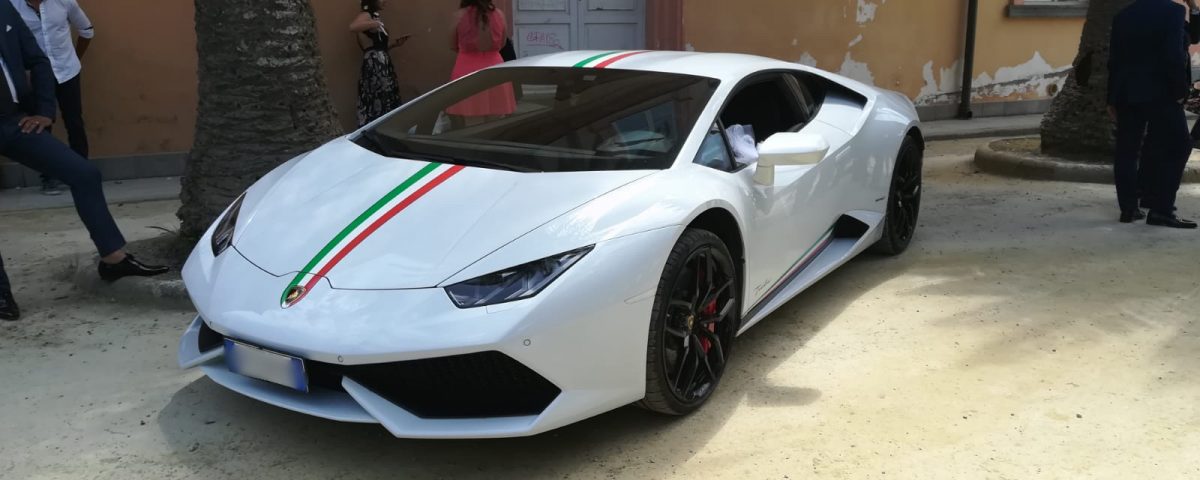Nella foto la Lamborghini Huracan Bianca con un particolare bellissimo, la bandiera italiana sul davanti. P