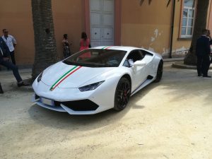Nella foto la Lamborghini Huracan Bianca con un particolare bellissimo, la bandiera italiana sul davanti. P