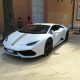 Nella foto la Lamborghini Huracan Bianca con un particolare bellissimo, la bandiera italiana sul davanti. P