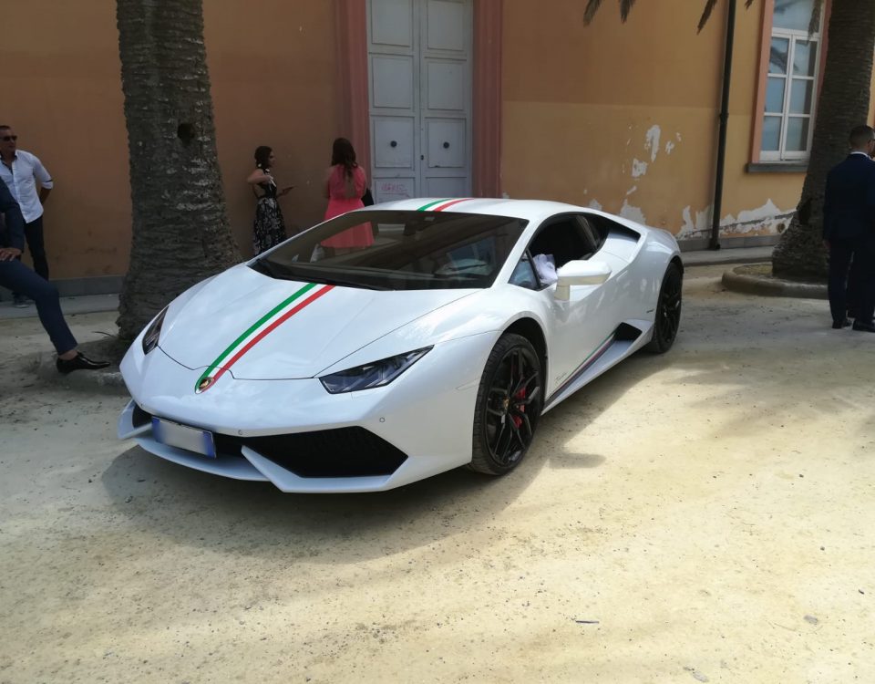 Nella foto la Lamborghini Huracan Bianca con un particolare bellissimo, la bandiera italiana sul davanti. P