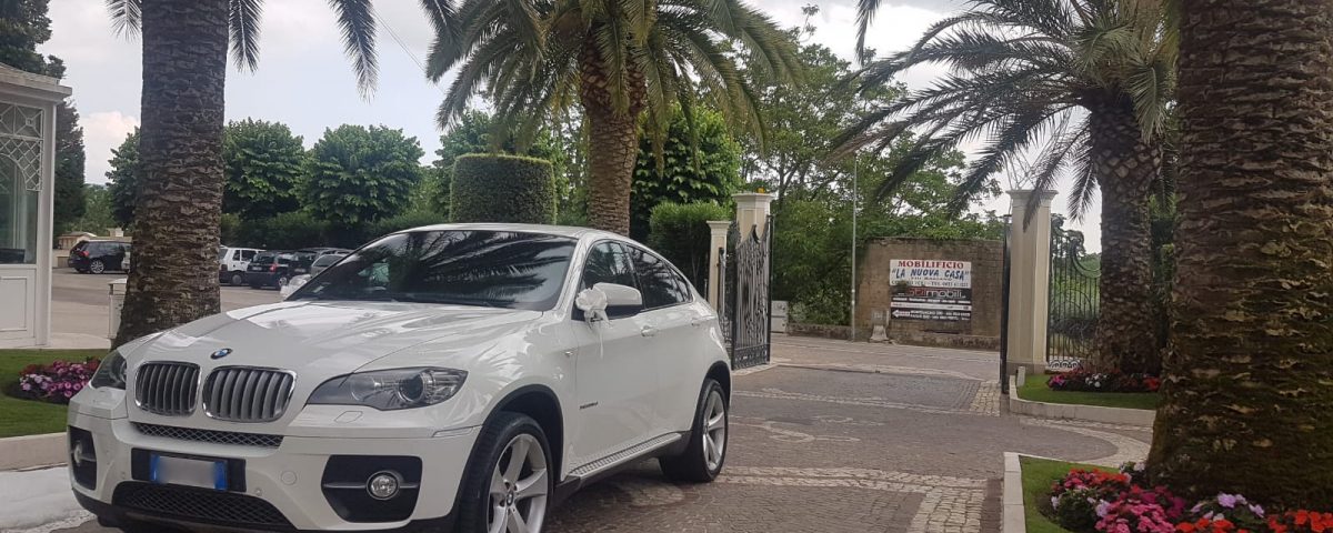 Foto fatta all’arrivo al ristorante con gli sposiche hanno raggiunto gli invitati per festeggiare il loro matrimonio