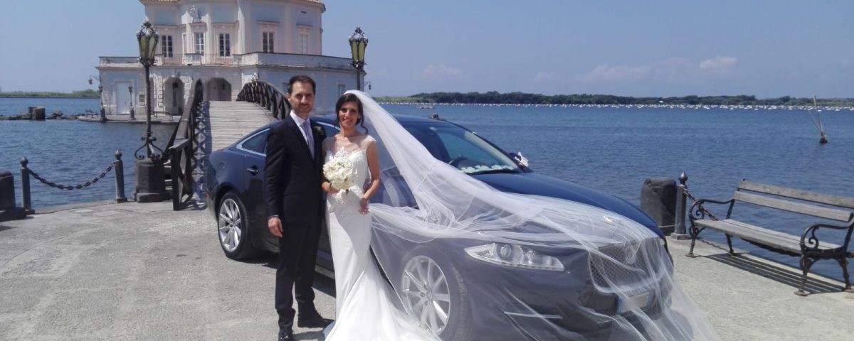 Un bellissimo momento scattato alla casina Vanvitelliana. Un particolare importante è il velo che durante questa foto accarezza con eleganza la vettura