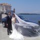 Un bellissimo momento scattato alla casina Vanvitelliana. Un particolare importante è il velo che durante questa foto accarezza con eleganza la vettura