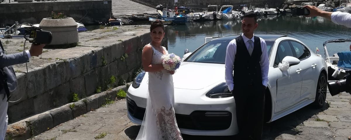 Questa foto rappresenta il matrimonio svolto oggi con la nuova Porsche Panamera. Insieme alla nostra vettura anche due meravigliosi sposi che ci hanno scelto più di un anno fa.