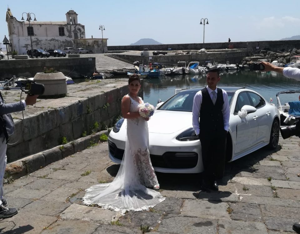 Questa foto rappresenta il matrimonio svolto oggi con la nuova Porsche Panamera. Insieme alla nostra vettura anche due meravigliosi sposi che ci hanno scelto più di un anno fa.