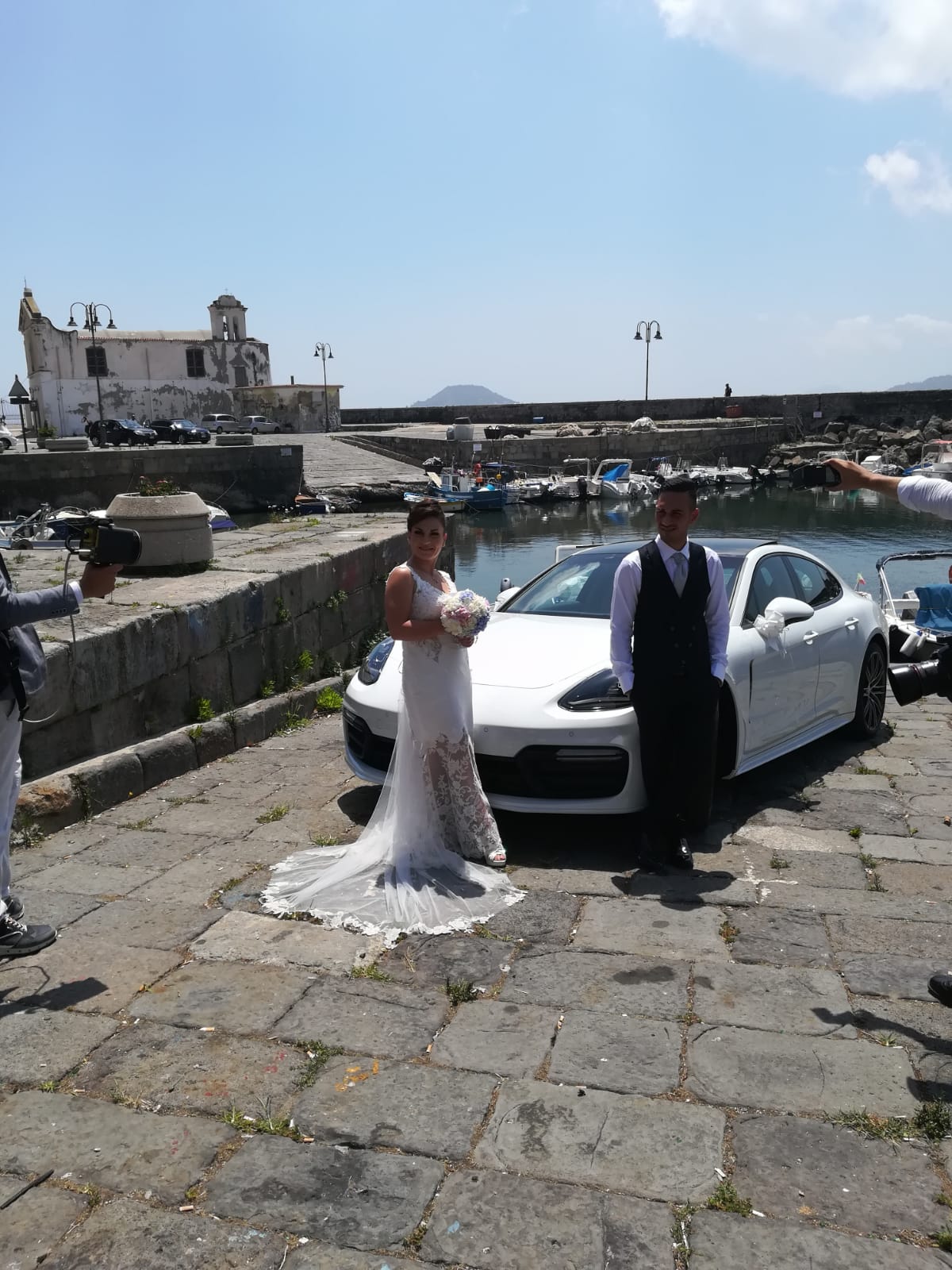 Questa foto rappresenta il matrimonio svolto oggi con la nuova Porsche Panamera. Insieme alla nostra vettura anche due meravigliosi sposi che ci hanno scelto più di un anno fa.