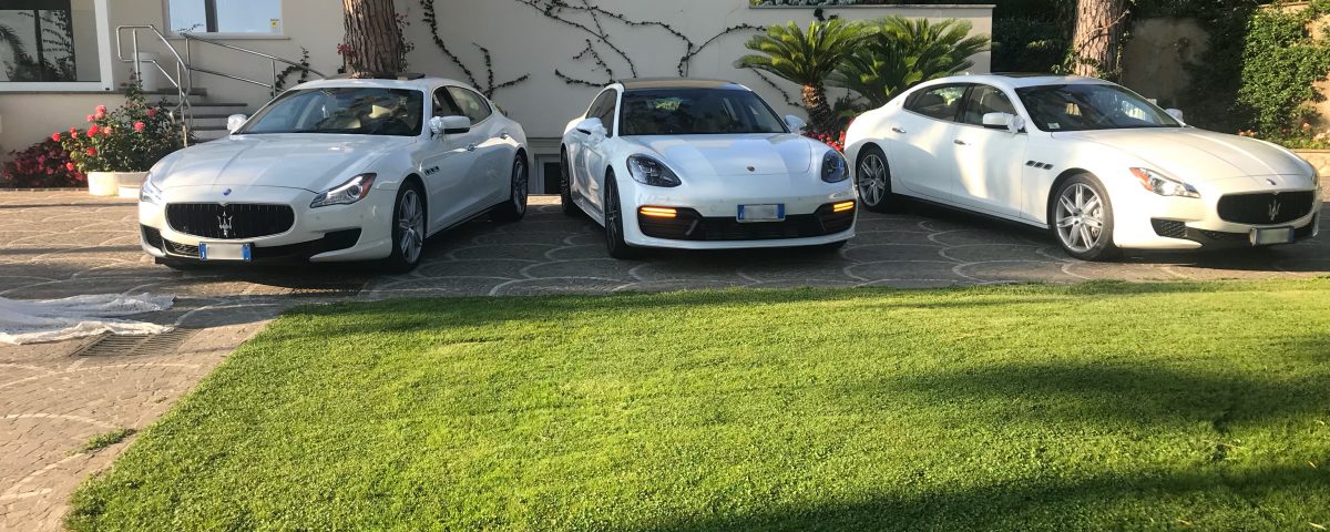 foto con al centro l'ultimo modello della Porsche Panamera e ai lati le Maserati Quattroporte.