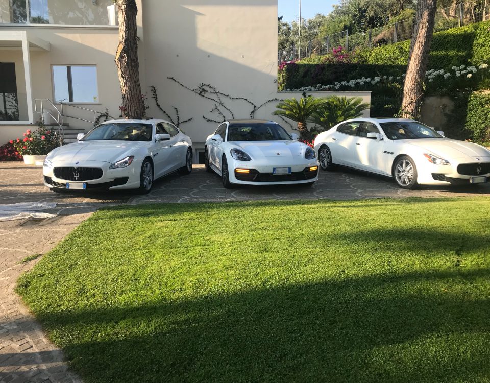 foto con al centro l'ultimo modello della Porsche Panamera e ai lati le Maserati Quattroporte.