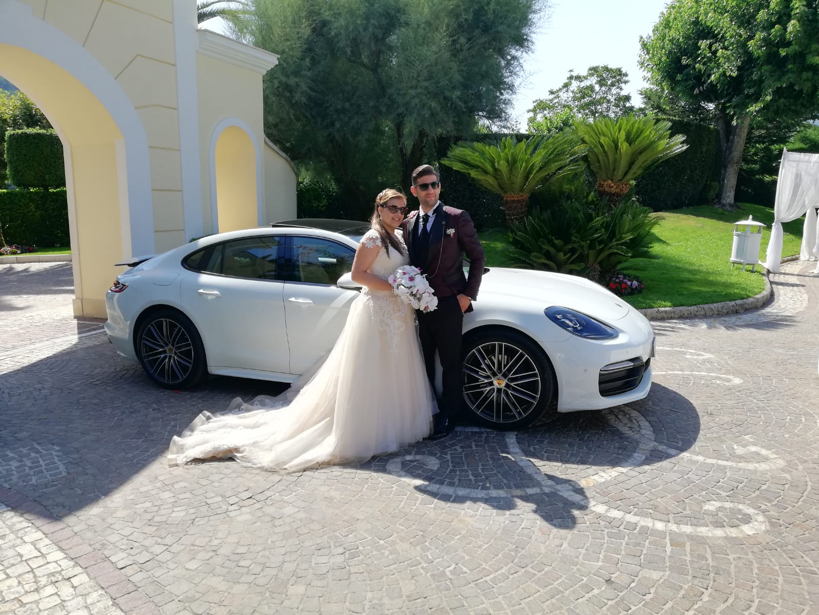 L’arrivo al ristorante di questi magnifici sposi con la Nuova Porsche Panamera. Sposi elegantissimi è molto simpatici