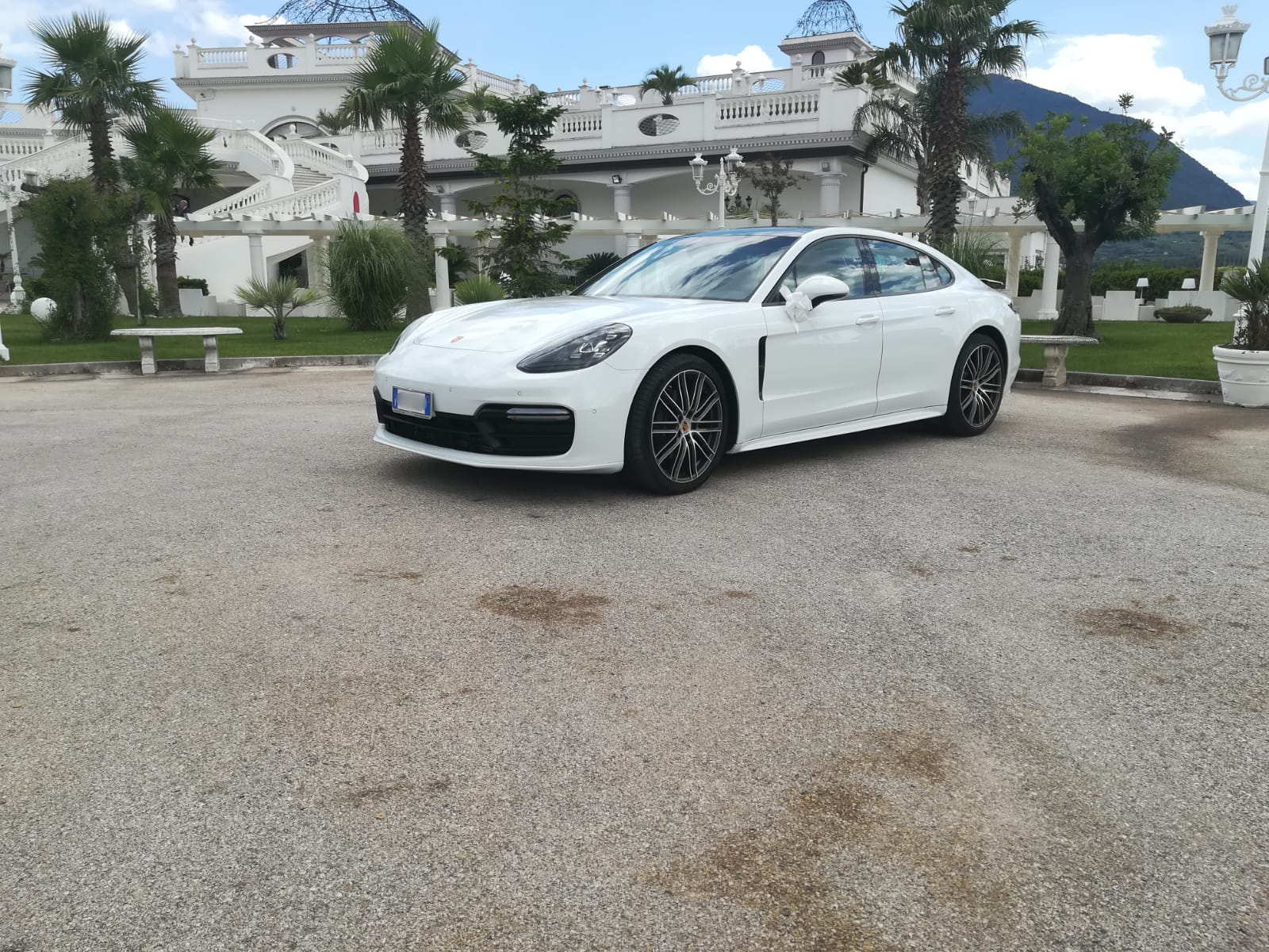 La nuova Porsche Panamera una vettura che incanta gli occhi di tutti. Bianca con interni chiari