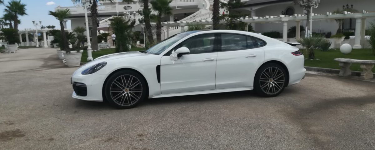 La Porsche è un auto di prestigio che con la sua bellezza emoziona e crea storie d’amore