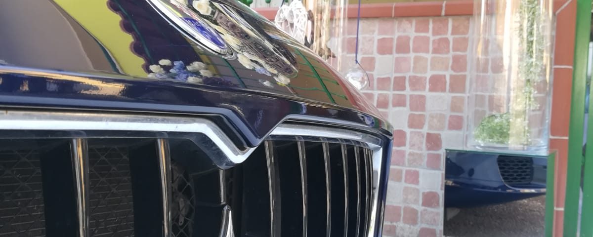 In foto c’è la Maserati Quattroporte che attende la sposa sotto casa. L’auto blu non è stata scelta per puro caso, ma per il magnifico tema di questo giorno meraviglioso. L’addobbo della casa della sposa e blu e anche il suo bouquet mantiene come tutto il colore e l’eleganza che questo strepitoso colore regala.
