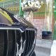 In foto c’è la Maserati Quattroporte che attende la sposa sotto casa. L’auto blu non è stata scelta per puro caso, ma per il magnifico tema di questo giorno meraviglioso. L’addobbo della casa della sposa e blu e anche il suo bouquet mantiene come tutto il colore e l’eleganza che questo strepitoso colore regala.