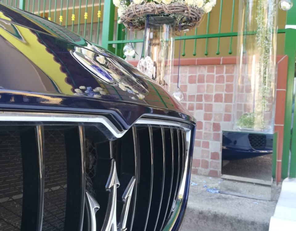 In foto c’è la Maserati Quattroporte che attende la sposa sotto casa. L’auto blu non è stata scelta per puro caso, ma per il magnifico tema di questo giorno meraviglioso. L’addobbo della casa della sposa e blu e anche il suo bouquet mantiene come tutto il colore e l’eleganza che questo strepitoso colore regala.