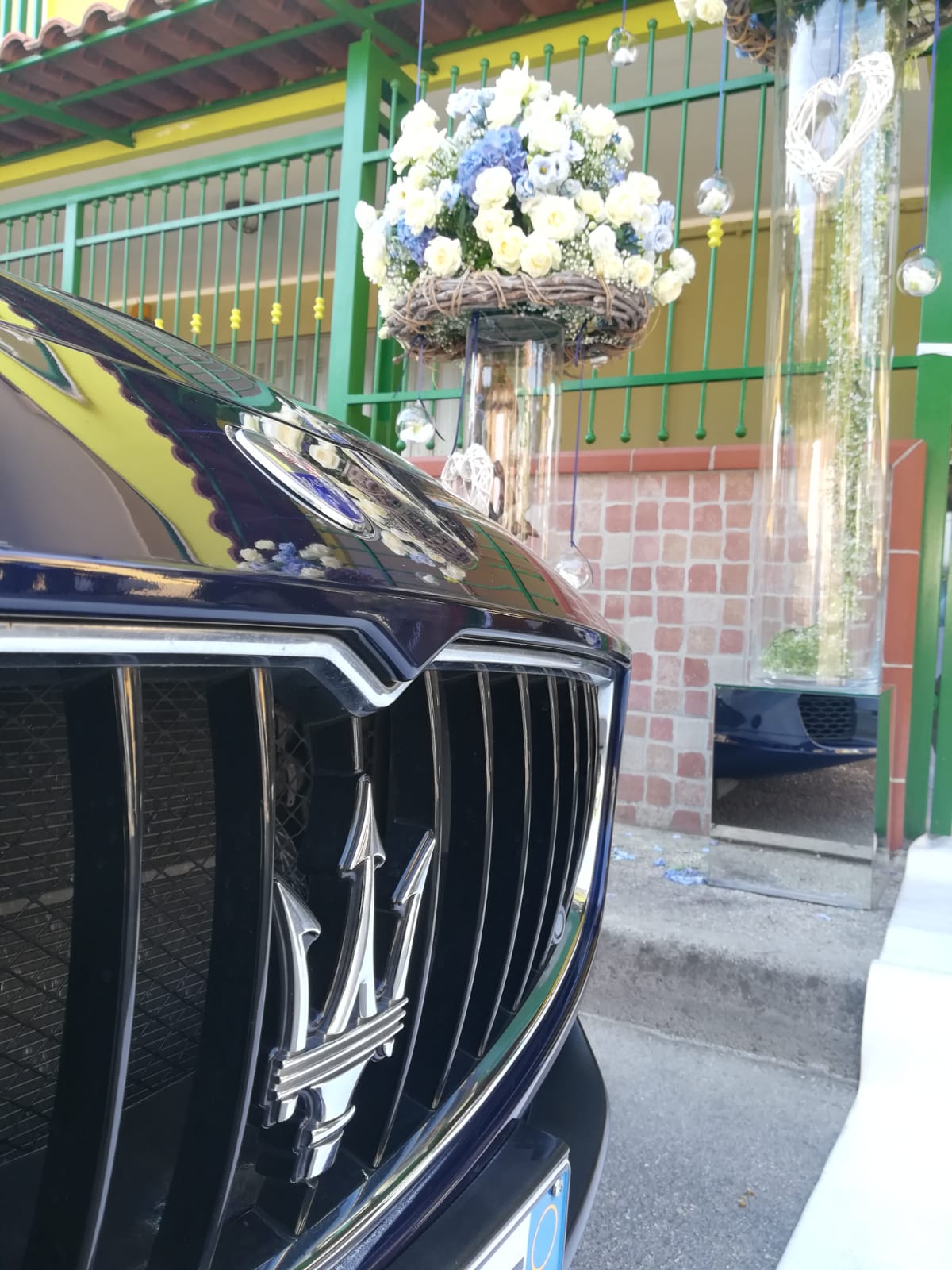 In foto c’è la Maserati Quattroporte che attende la sposa sotto casa. L’auto blu non è stata scelta per puro caso, ma per il magnifico tema di questo giorno meraviglioso. L’addobbo della casa della sposa e blu e anche il suo bouquet mantiene come tutto il colore e l’eleganza che questo strepitoso colore regala.