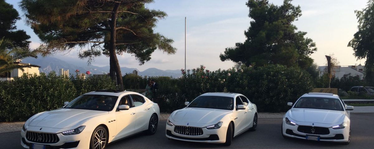 Tre Maserati per un solo magnifico matrimoniio. Auto bianche che in questa foto coronano il sogno di due strepitosi ragazzi.