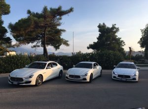 Tre Maserati per un solo magnifico matrimoniio. Auto bianche che in questa foto coronano il sogno di due strepitosi ragazzi.